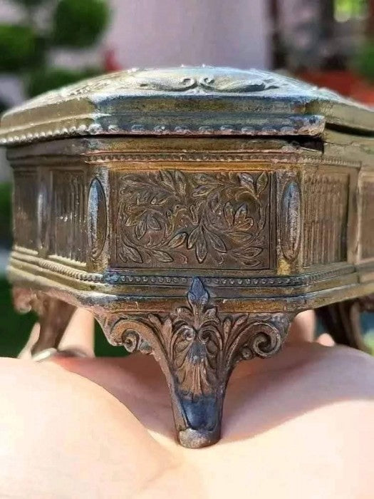 Casetă din metal