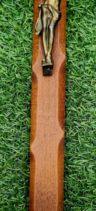 Crucifix din lemn