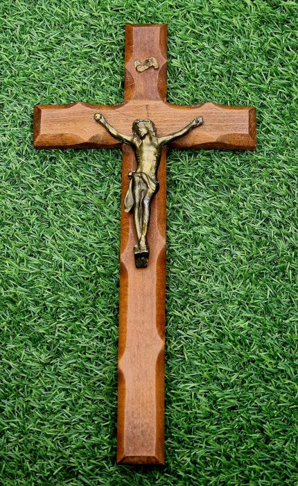 Crucifix din lemn