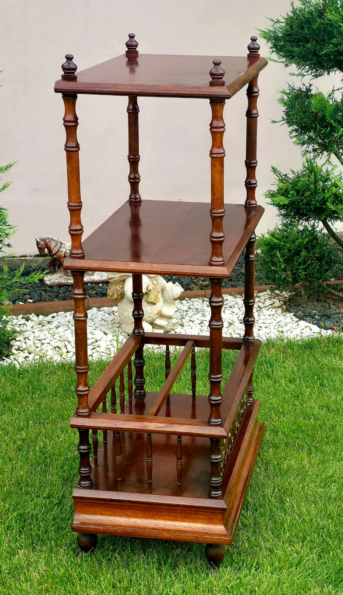 Etajeră victoriană