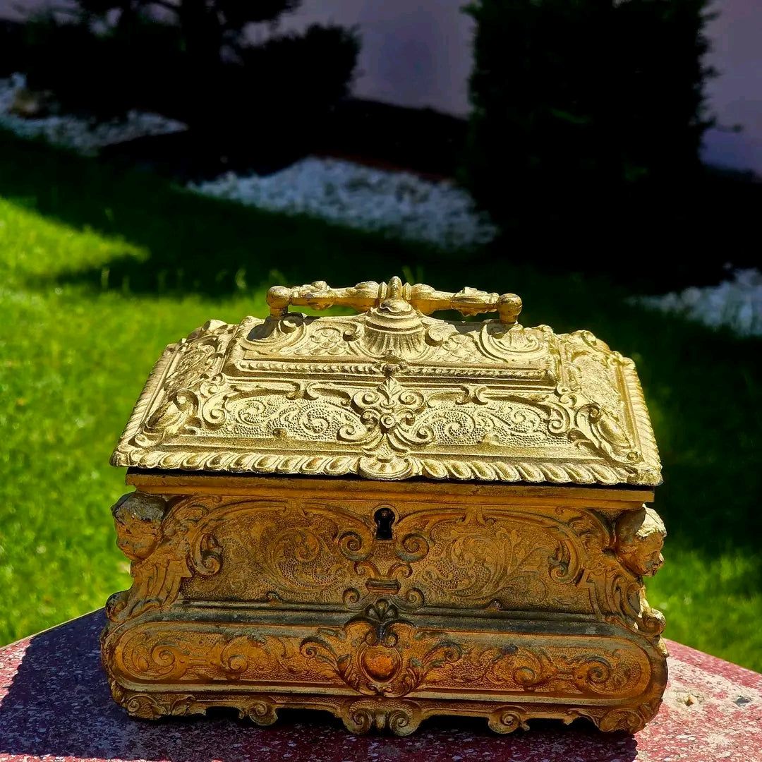 Casetă Stilul Neo-Gotic