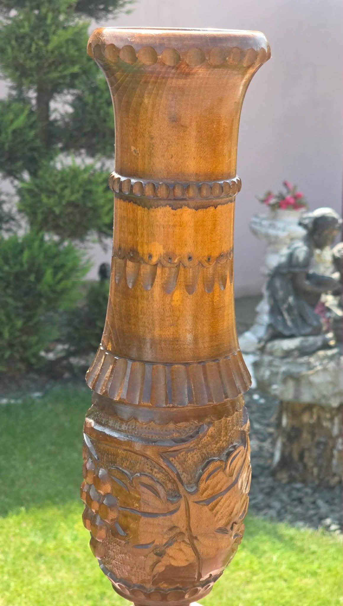 Vază sculptată