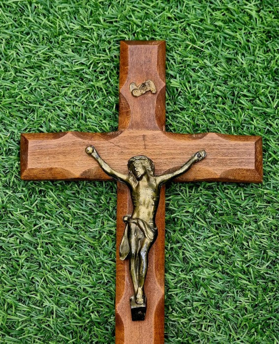 Crucifix din lemn