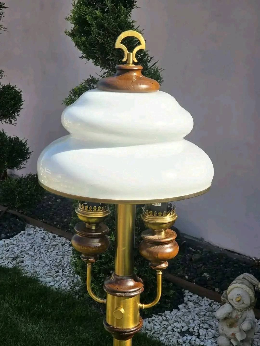 Lampă de podea