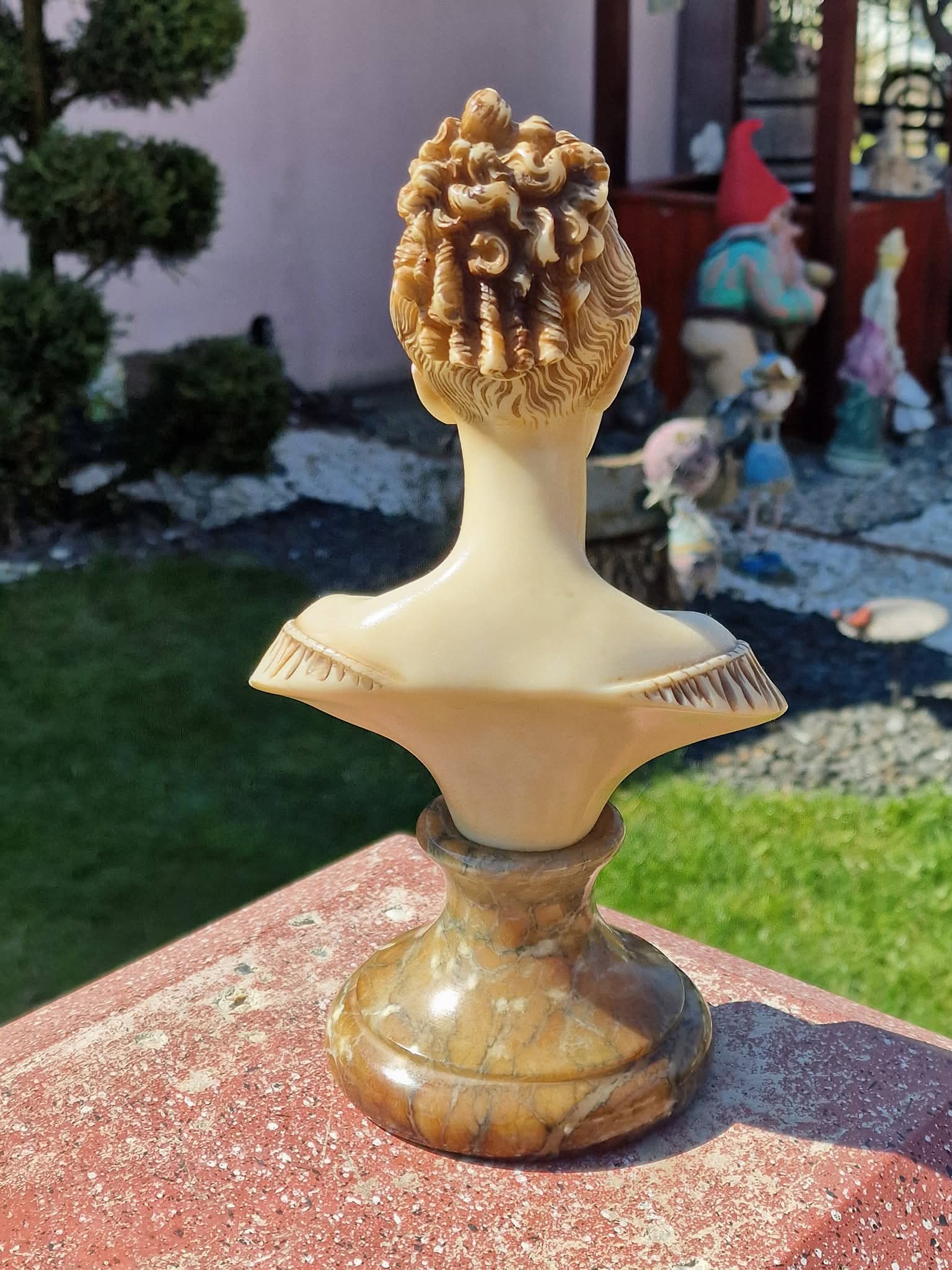 Bust de epocă