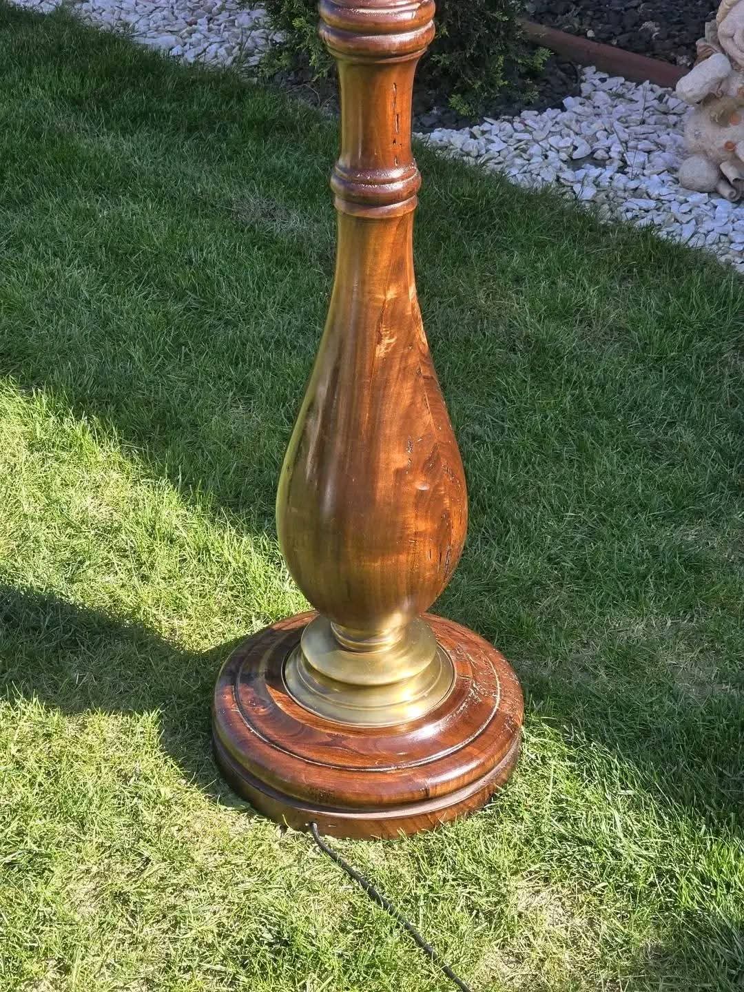 Lampă de podea