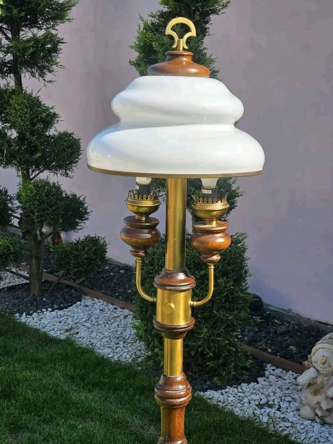 Lampă de podea