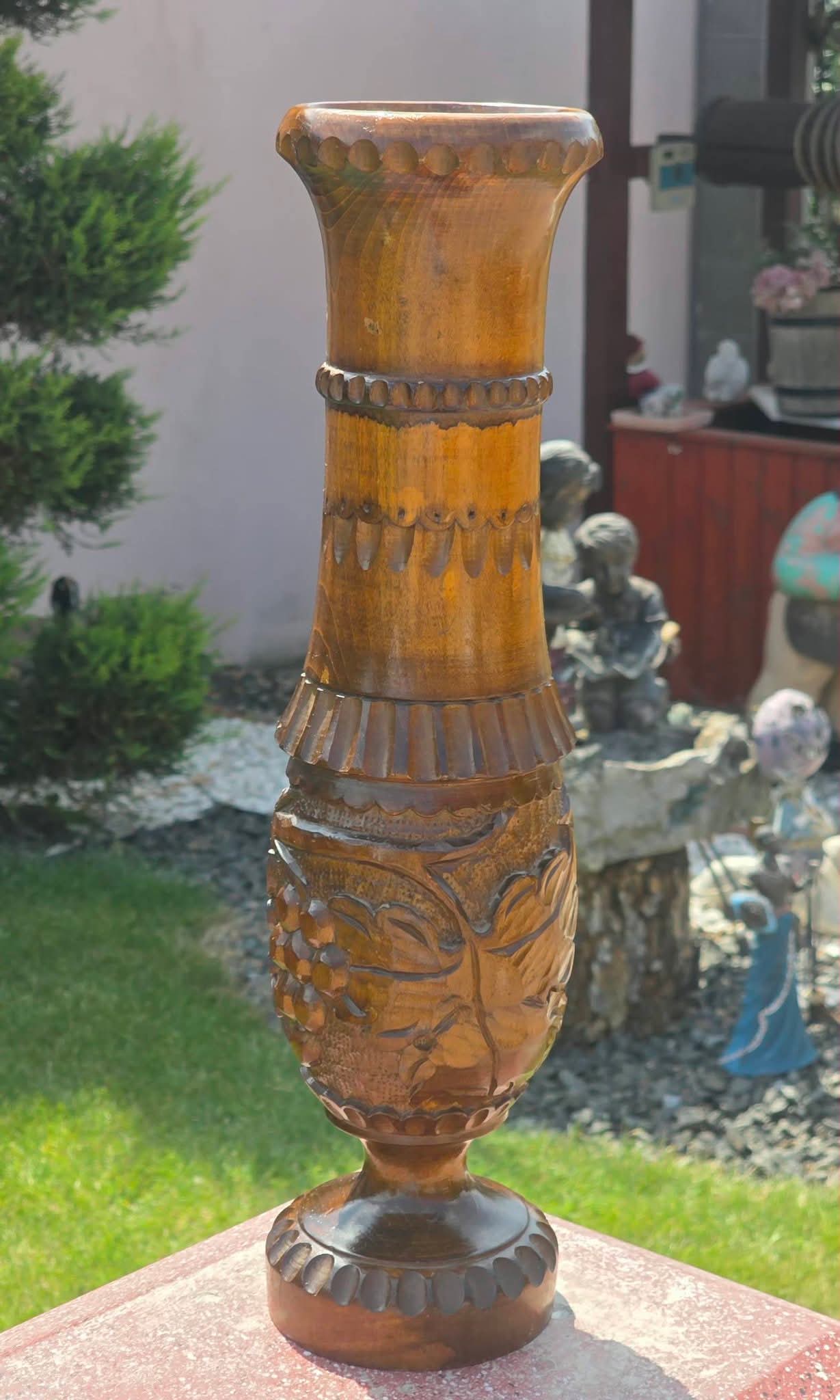 Vază sculptată