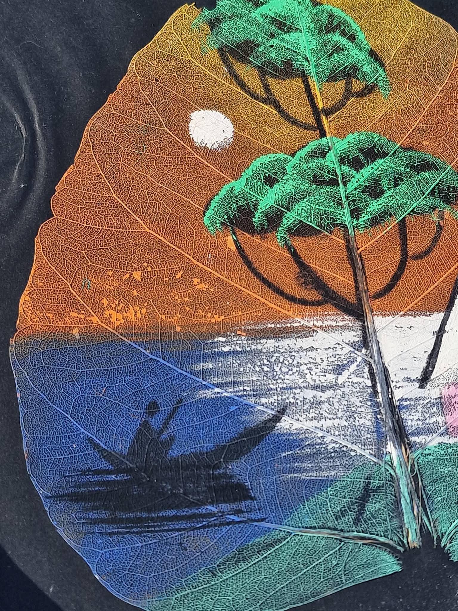 Tablou pictat pe frunză